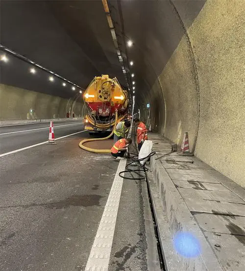 武定隧道排水渠清淤